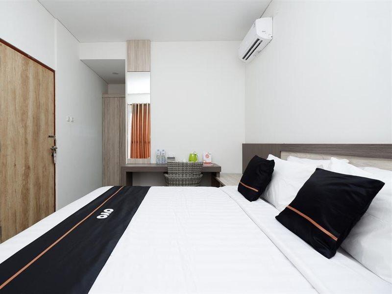 ホテル Oyo 2298 Jebres House Syariah スラカルタ エクステリア 写真