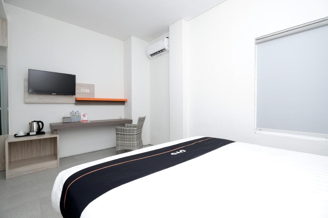 ホテル Oyo 2298 Jebres House Syariah スラカルタ エクステリア 写真