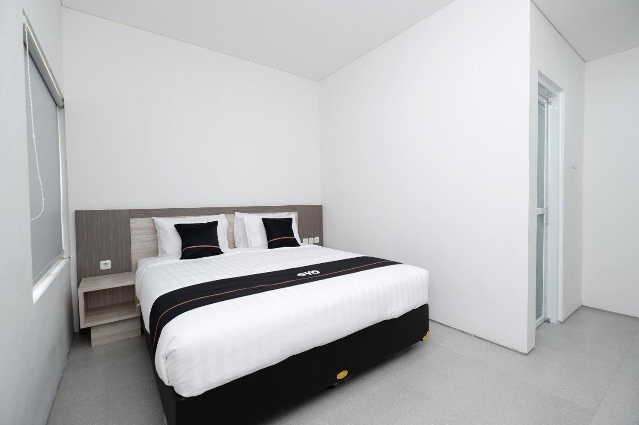 ホテル Oyo 2298 Jebres House Syariah スラカルタ エクステリア 写真