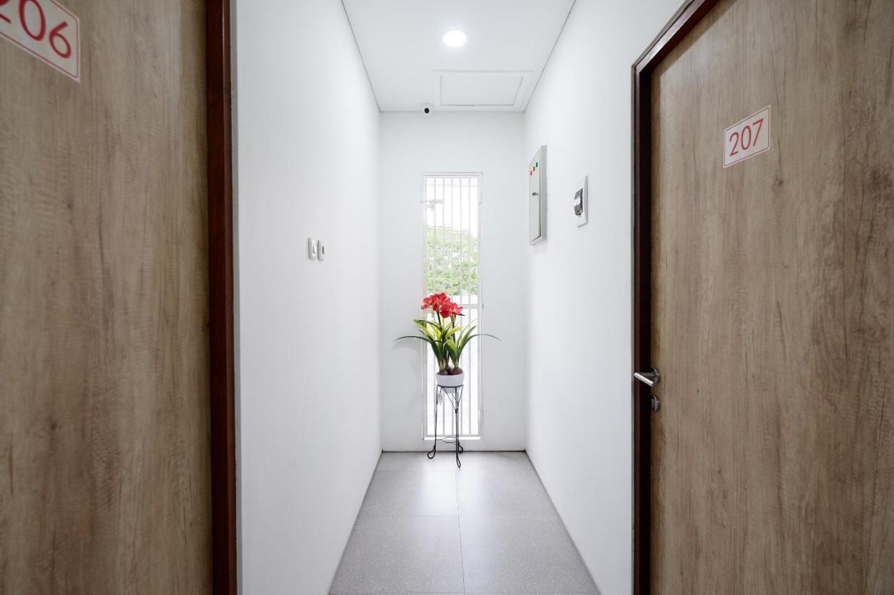 ホテル Oyo 2298 Jebres House Syariah スラカルタ エクステリア 写真