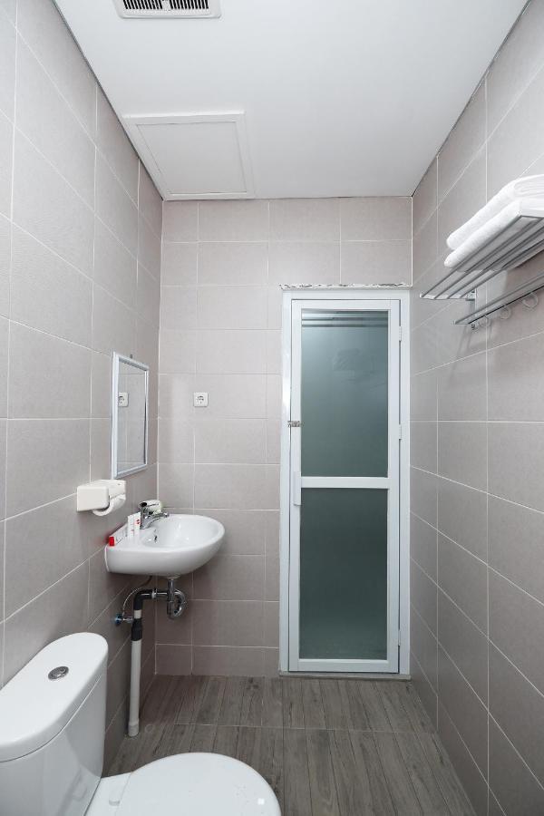ホテル Oyo 2298 Jebres House Syariah スラカルタ エクステリア 写真