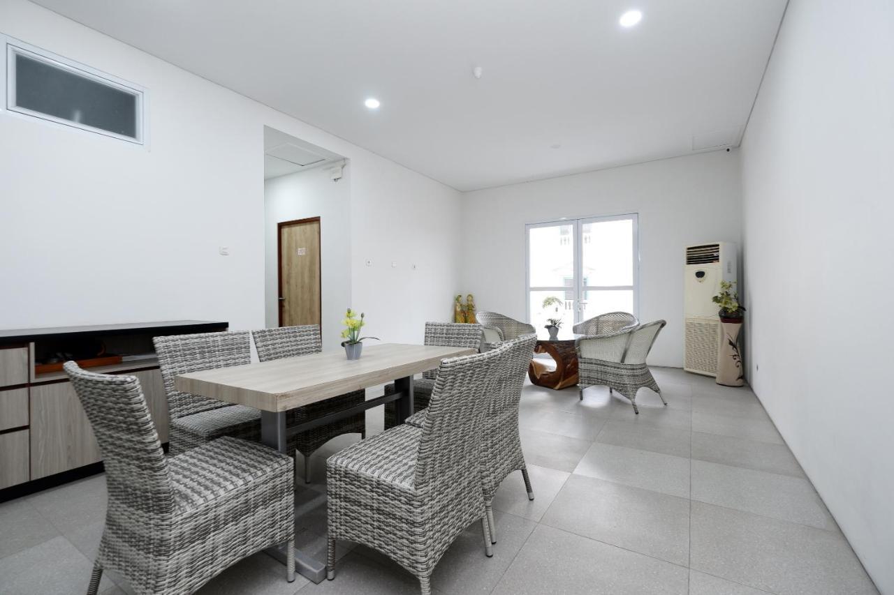 ホテル Oyo 2298 Jebres House Syariah スラカルタ エクステリア 写真