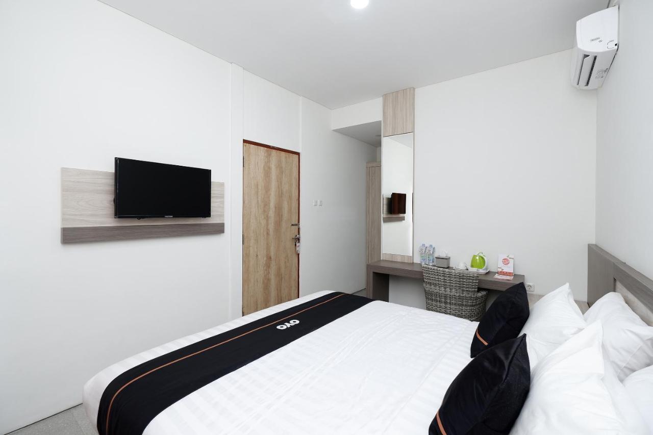 ホテル Oyo 2298 Jebres House Syariah スラカルタ エクステリア 写真